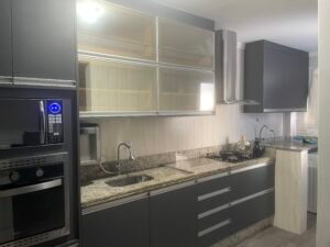 Cozinha com espelho reflecta bronze