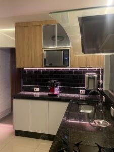 Cozinha em duas cores com iluminação em LED