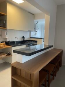 Bancada ripada separando os ambientes