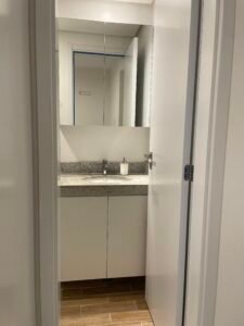 Banheiro inferior em branco TX e superior com espelho