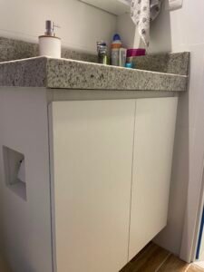 Banheiro com porta papel embutido