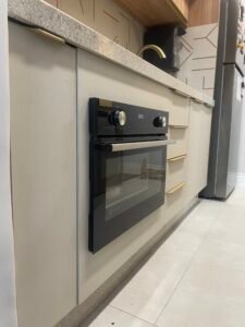 Eletrodomésticos embutidos na cozinha