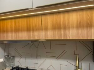 Cozinha em duas cores com iluminação em LED