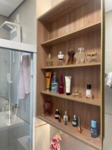 Prateleira no banheiro