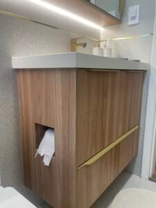 Banheiro com porta papel embuito