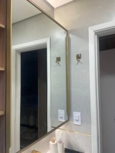 Espelho em apenas em um lado para prateleira no banheiro