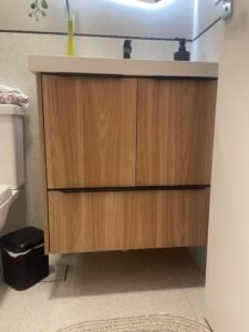 Banheiro com porta papel embutido