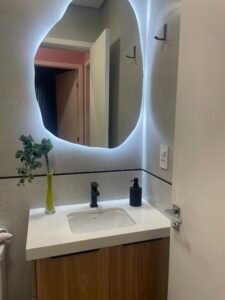 Banheiro com porta papel embutido