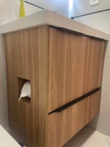 Banheiro com porta papel embutido