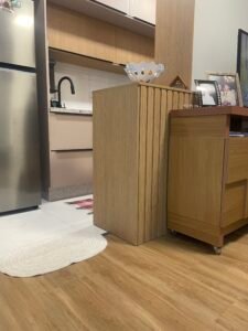 Painel ripado dividindo os ambientes