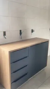 Cozinha na cor cromato e tamponada no amadeirado itapuã