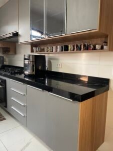 Cozinha na cor cinza sagrado e tamponamento com o teca soberano