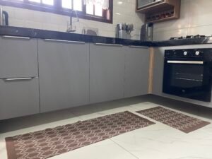 Cozinha na cor cinza sagrado e tamponamento com o teca soberano