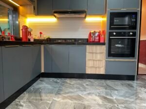 Cozinha em cinza cromato e tamponamento teca soberano