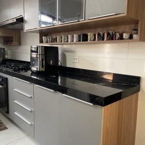 Cozinha na cor cinza sagrado e tamponamento com o teca soberano